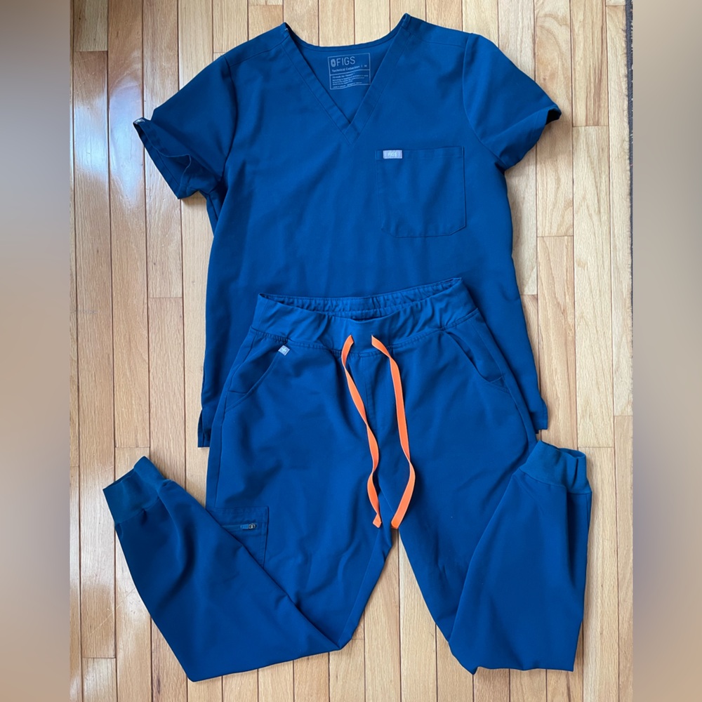 Deep reef Catarina scrub top/zamora High waisted joggers